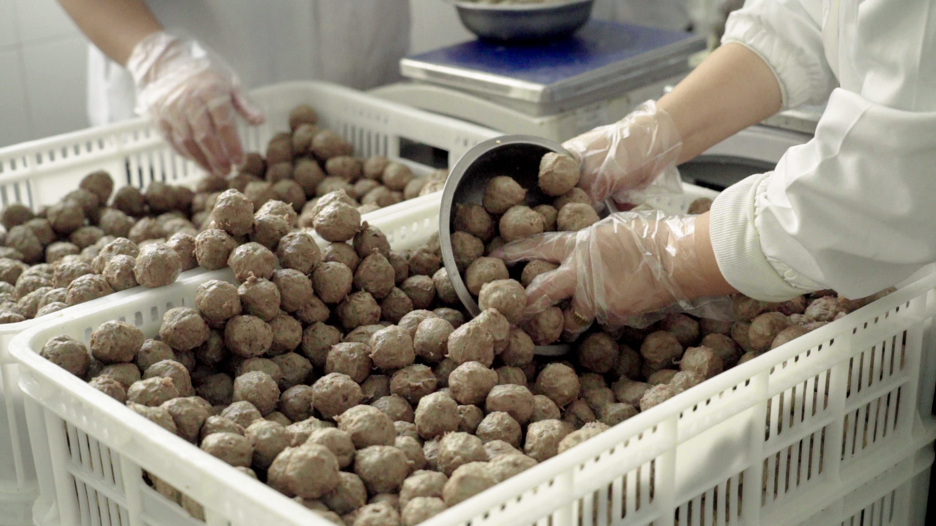 在拼多多年貨節上,多款牛肉丸熱銷。攝影:唐顧笑 朱俊毅.jpg 在拼多多年貨節上,多款牛肉丸熱銷。攝影:唐顧笑 朱俊毅.jpg