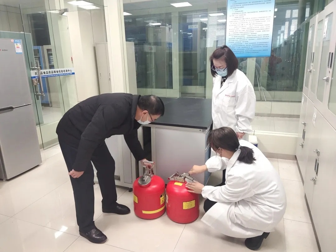 甘肅省臨澤縣食品藥品檢驗檢測中心 強(qiáng)化實(shí)驗室試劑管理 保障檢驗質(zhì)量_lQDPJwag9yVVzLPNAyrNBDiwGyL0WcDsEDwJK9d2nriBAA_1080_810.jpg_467300bc3330496e84f75f275c2ec27a.jpg 甘肅省臨澤縣食品藥品檢驗檢測中心 強(qiáng)化實(shí)驗室試劑管理 保障檢驗質(zhì)量_lQDPJwag9yVVzLPNAyrNBDiwGyL0WcDsEDwJK9d2nriBAA_1080_810.jpg_467300bc3330496e84f75f275c2ec27a.jpg